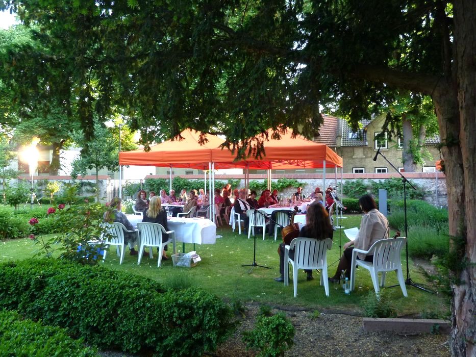 Lesung im Bürgergarten mit Musik