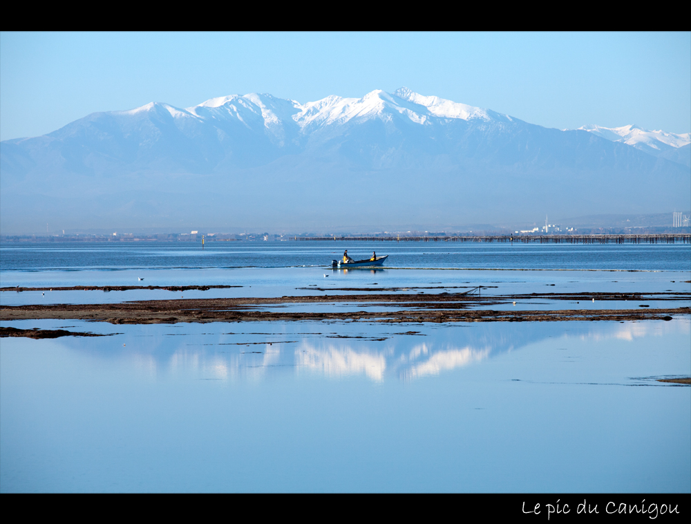 L'étang de Leucate, vue sur Le pic du Canigou (2 784 m)