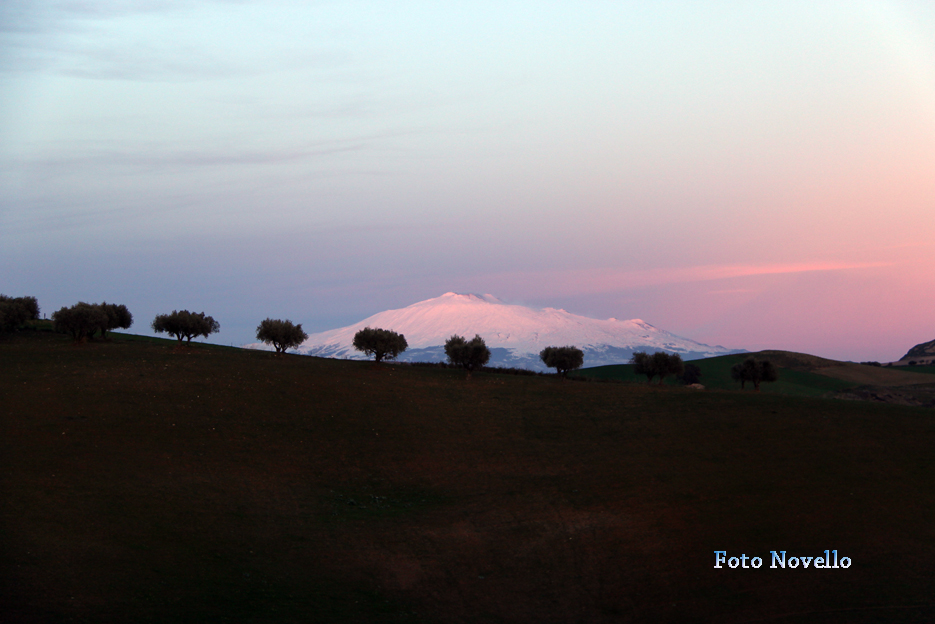 L'ETNA ALL'IMBRUNIRE.