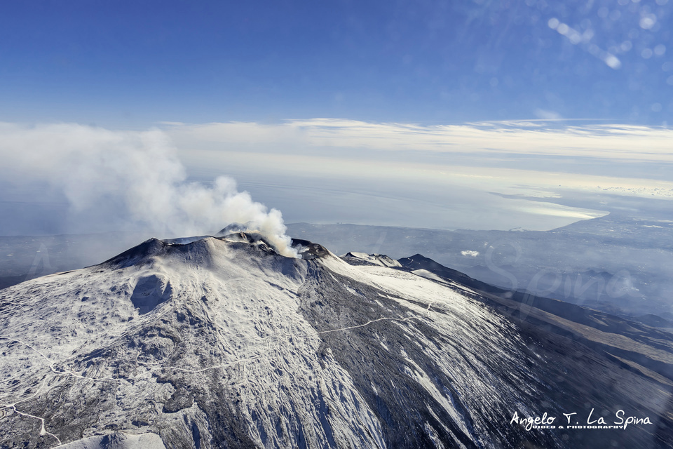 L'Etna con i suoi crateri sommitali...in volo