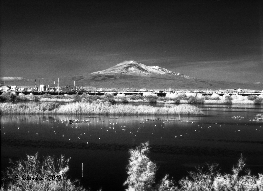 L'Etna, visto dalle saline di Priolo, in una luce "diversa".