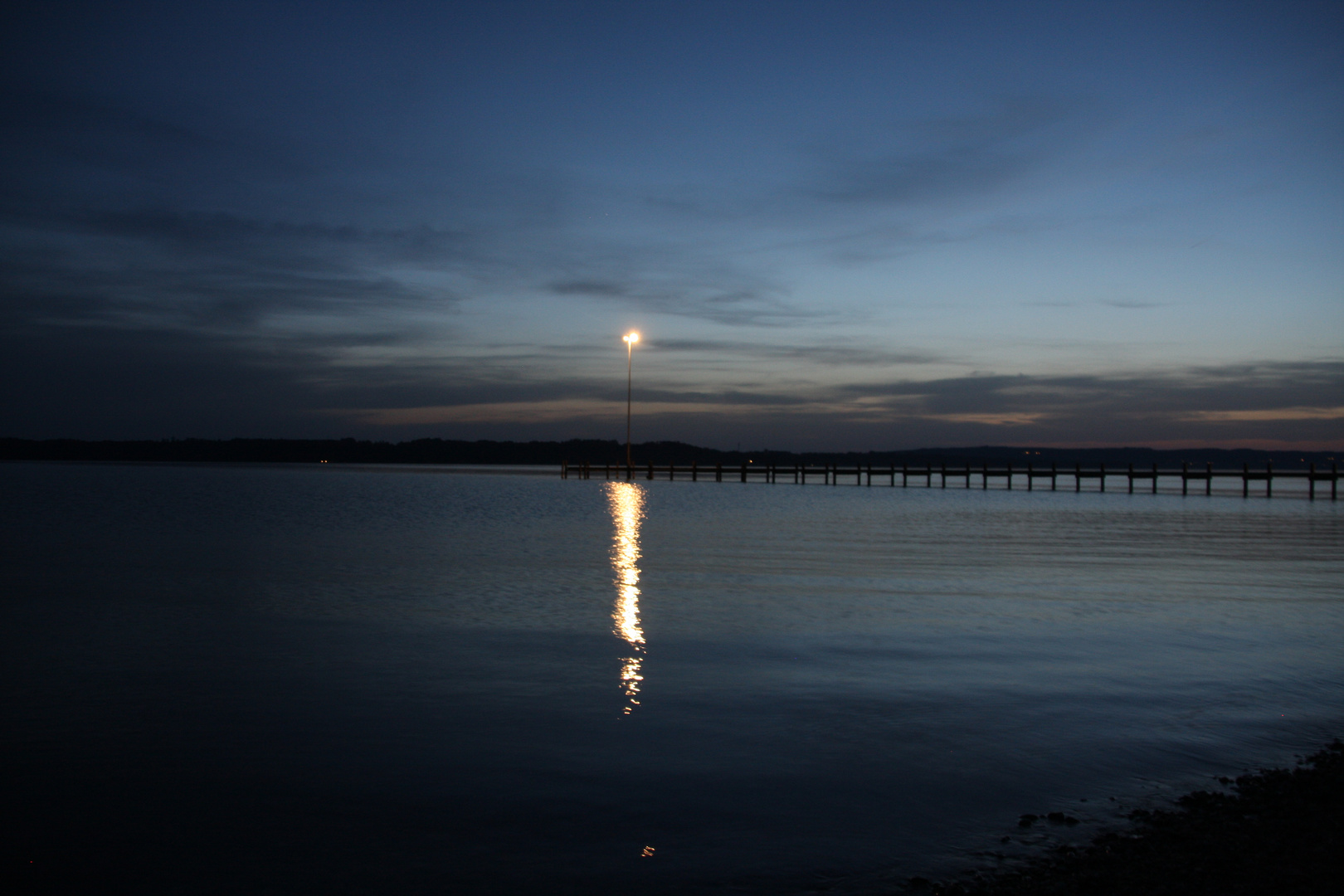 letzte Lichtquelle am Starnberger See