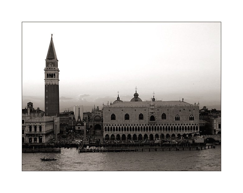 LETZTE MELDUNG: Verschwundener Eiffelturm in Venedig aufgetaucht