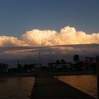 Letzte Sonnenstrahlen am Pier von Monte Christi.