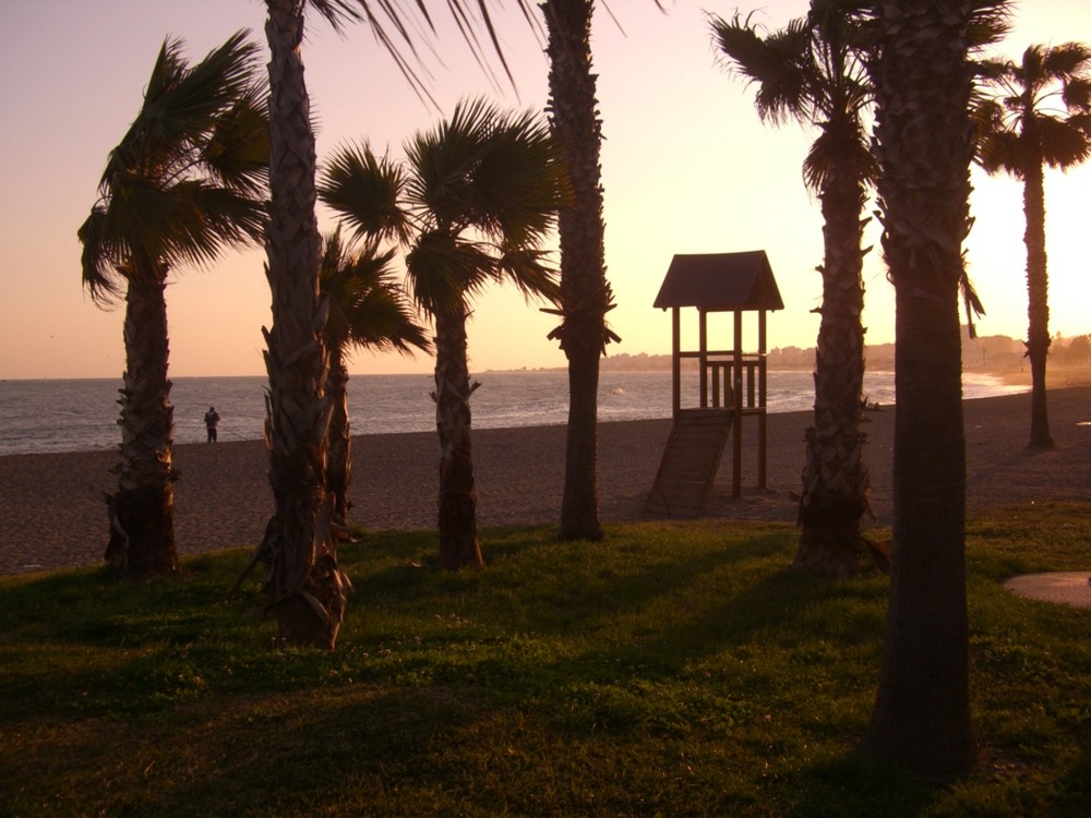 Letzte Sonnenstrahlen am Strand