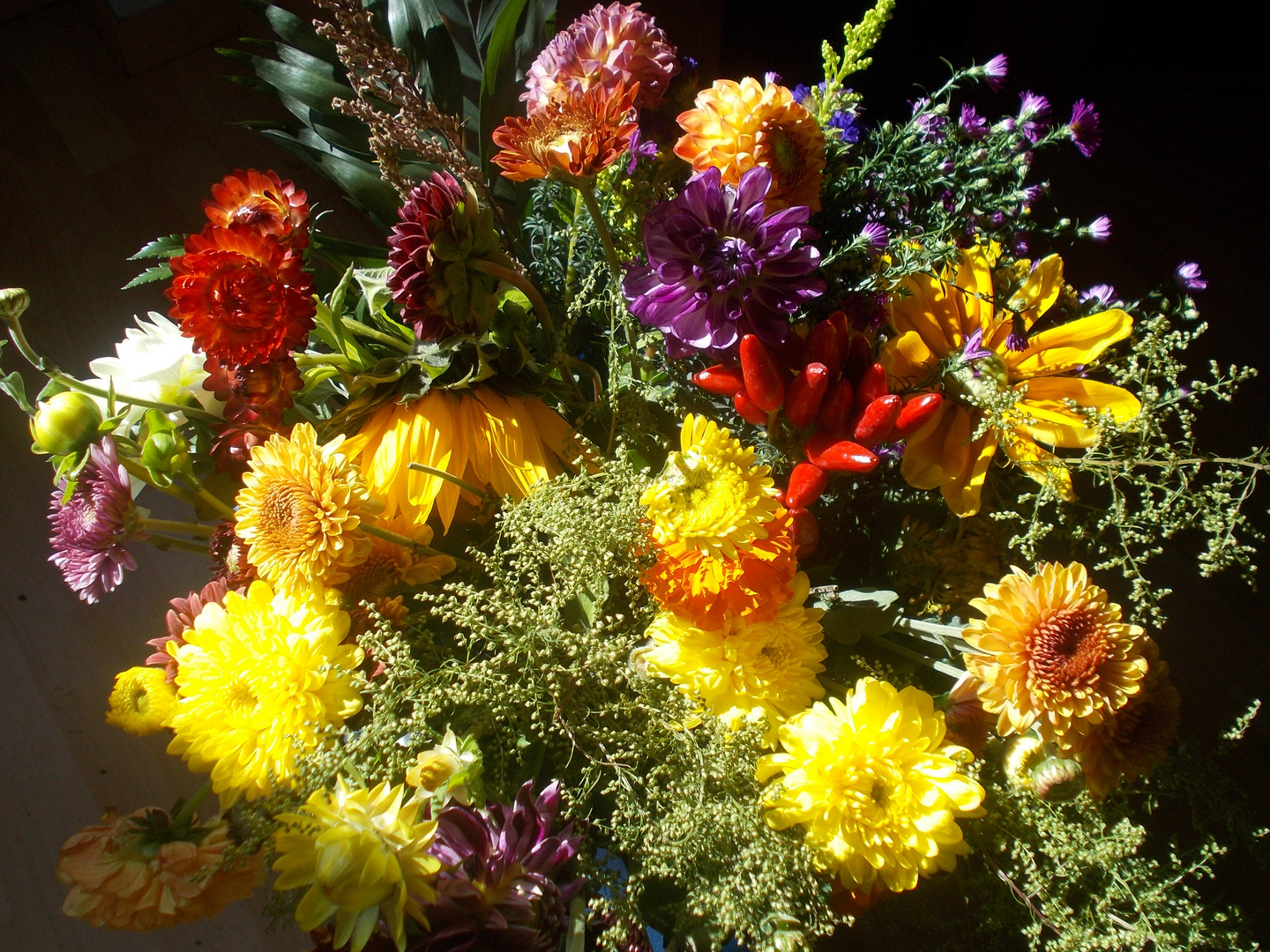 Letzte Sonnenstrahlen auf Herbst-Arrangement