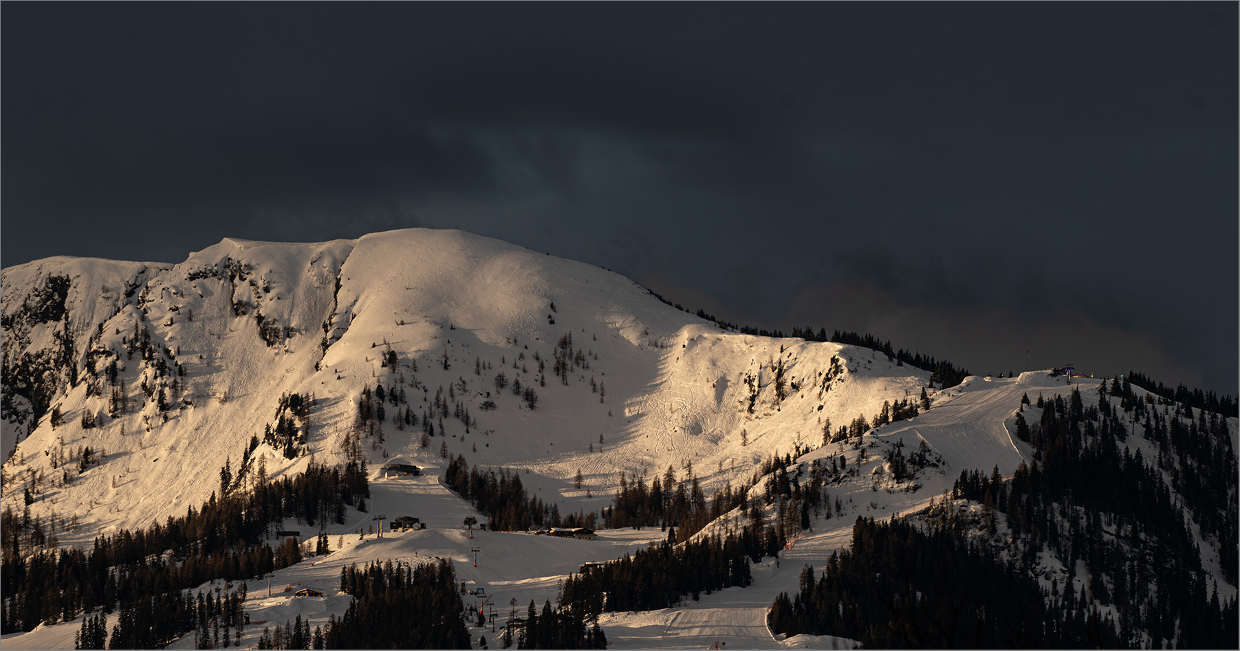 Letzte Sonnenstrahlen beleuchten die Reiteralm   . . .