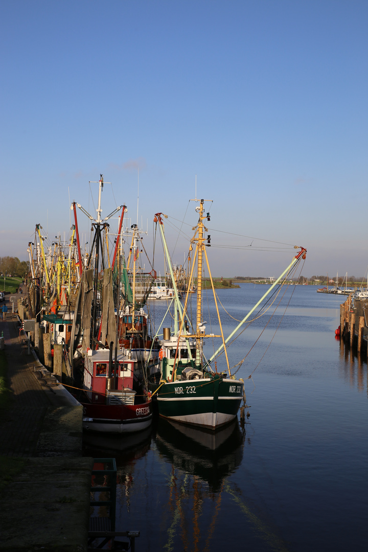 Letzte Sonnenstrahlen erhellen Greetsieler Hafen.