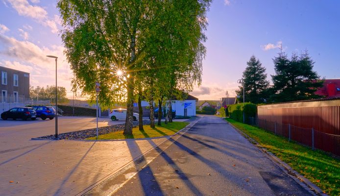 letzte Sonnenstrahlen in unserer Straße