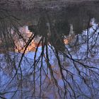 Letzte Sonnenstrahlen spiegeln sich im kleinen Weiher