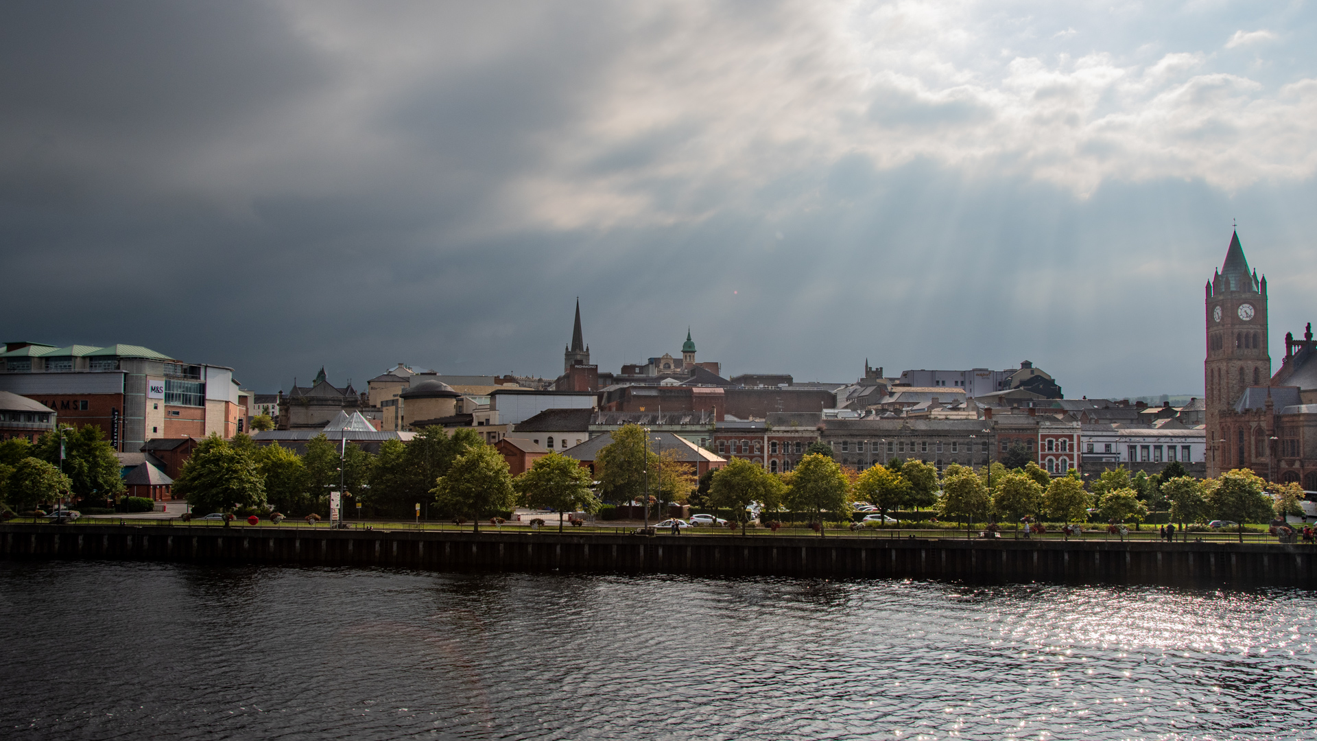 Letzte Sonnenstrahlen über Londonderry