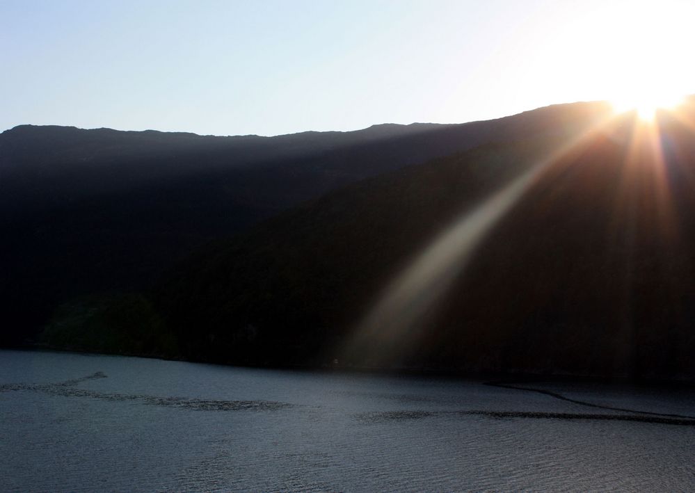 letzte Strahlen fallen in den Fjord