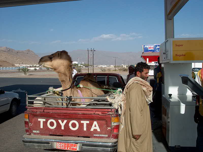 letzte Tanke vor der Wüste im Oman