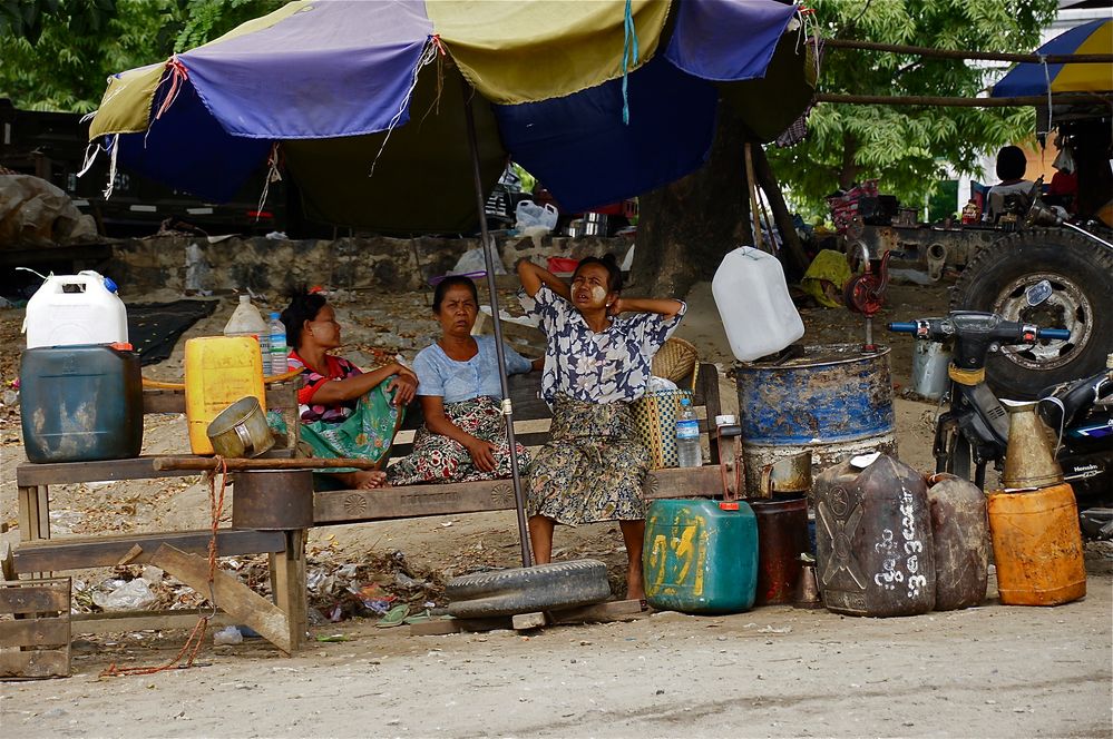 letzte tankstelle vor der fähre, mandalay hafen, burma 2011