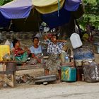 letzte tankstelle vor der fähre, mandalay hafen, burma 2011