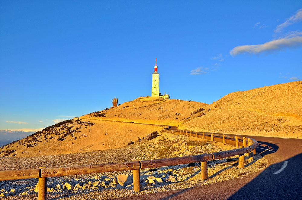 letzter Anstieg auf den Mont Ventoux im Abendlicht