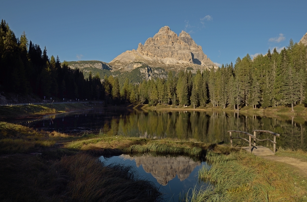 Letzter Blick zu den Drei Zinnen, herrlich strahlen und spiegeln sie sich in der Abensonne,...