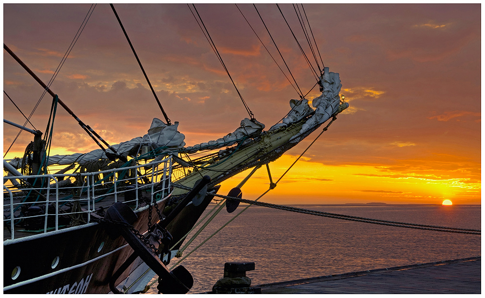 „Letzter Sonnenuntergang vor den auslaufen n. Dunkirk“ die Krusenstern in Bremerhaven am 27.5.2013