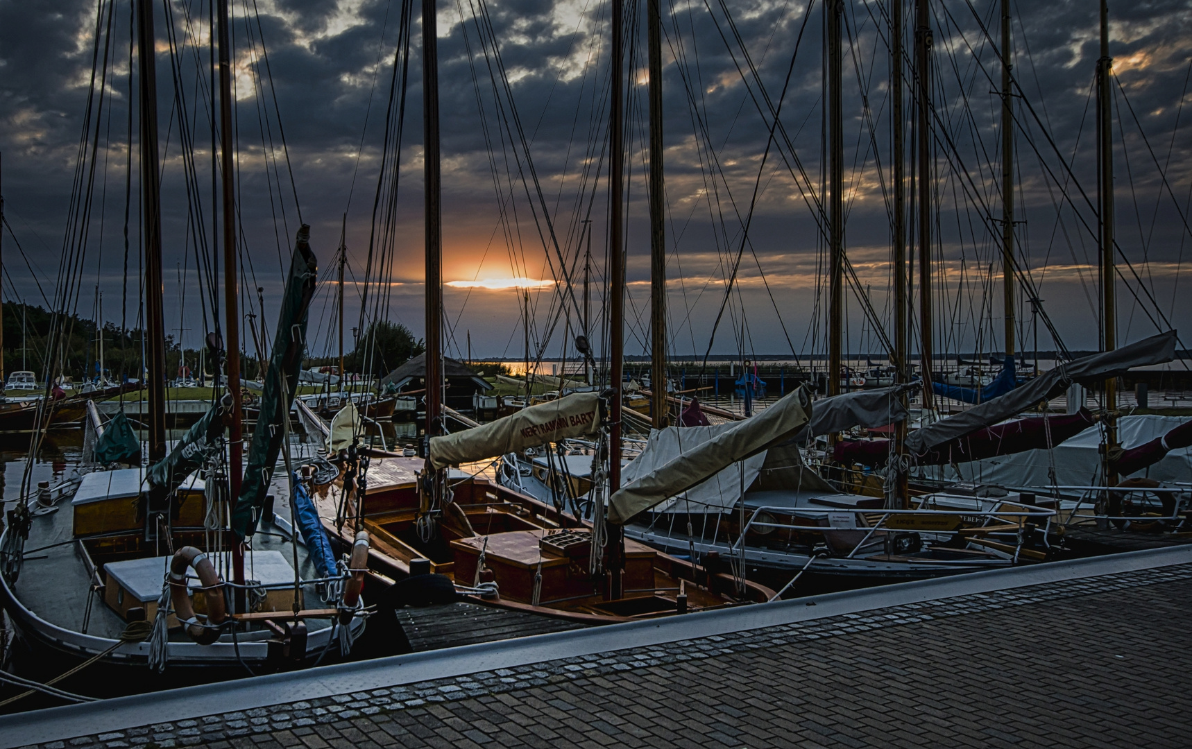 Letztes Licht in Bodstedt am Hafen