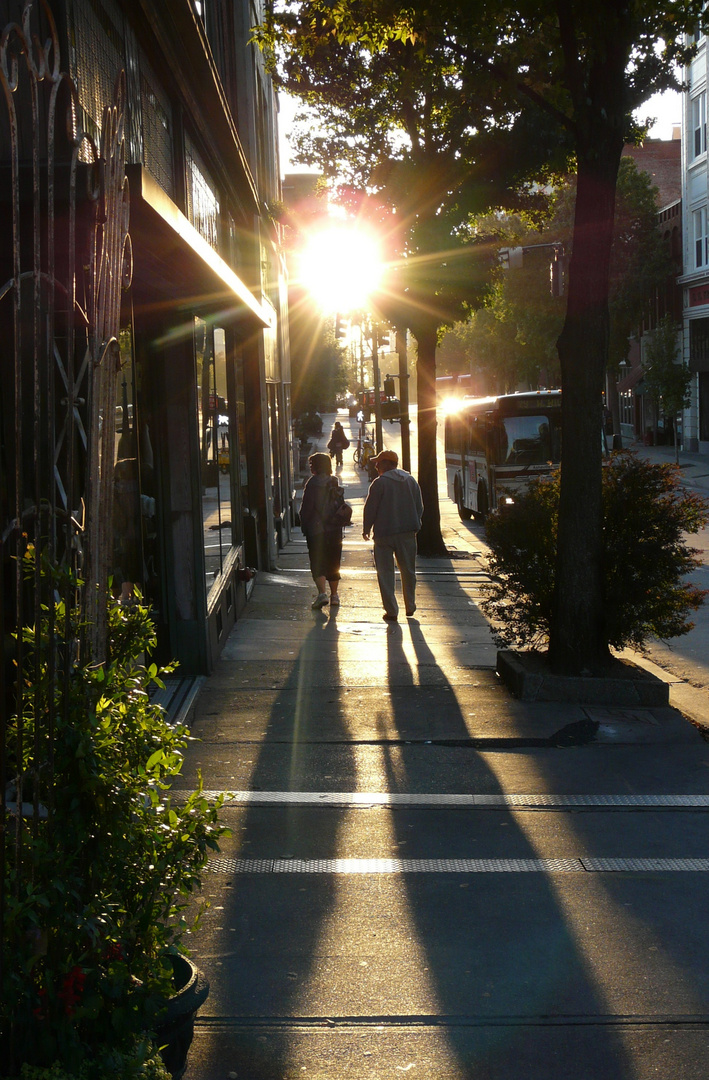 Letztes Sonnenlicht in den Straßen von Asheville