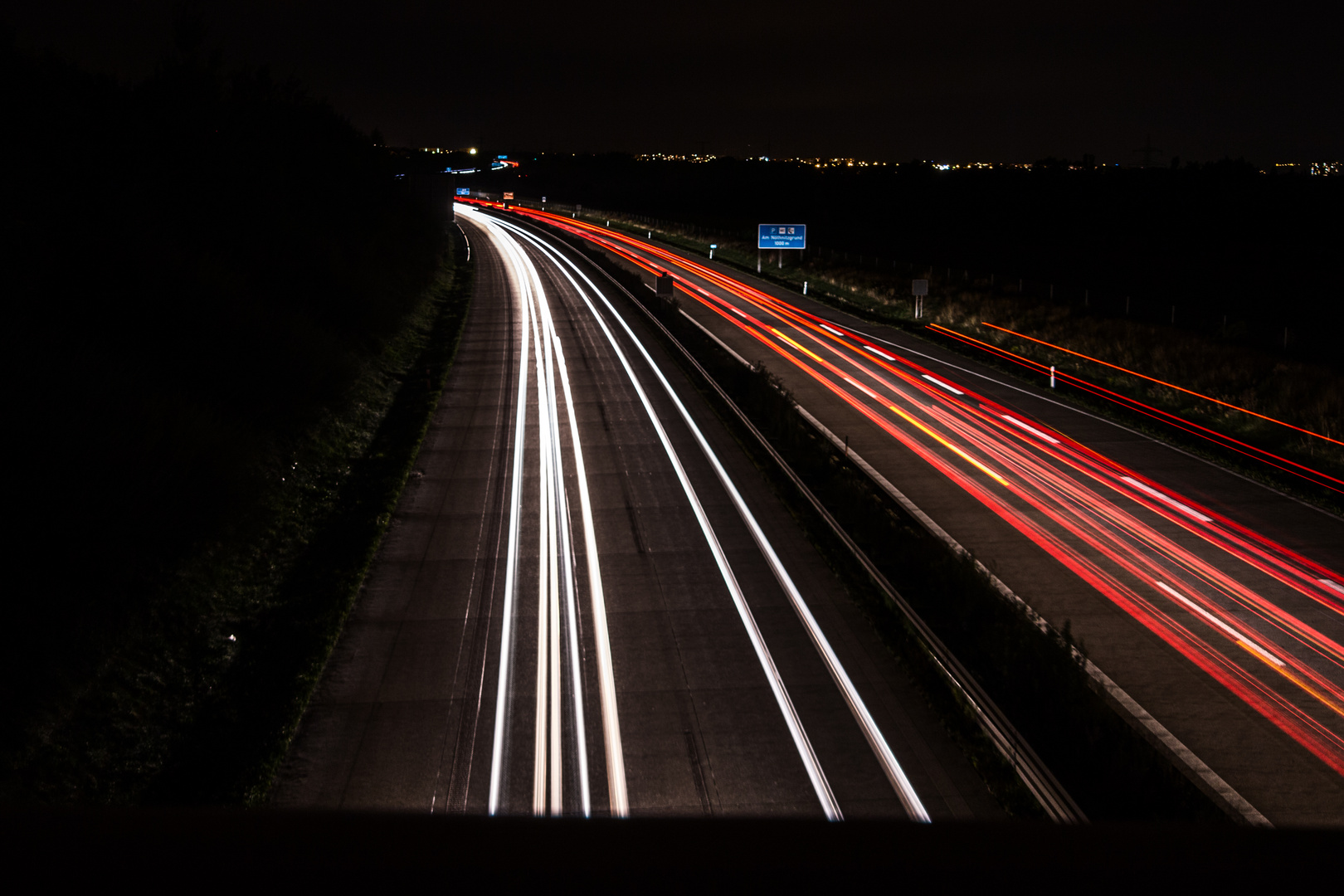 Leuchststreifen über der Autobahn