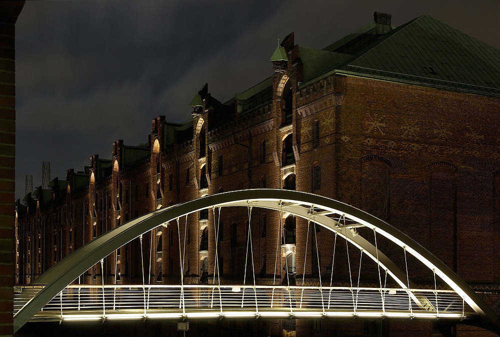 Leucht-Brücke in der Speicherstadt