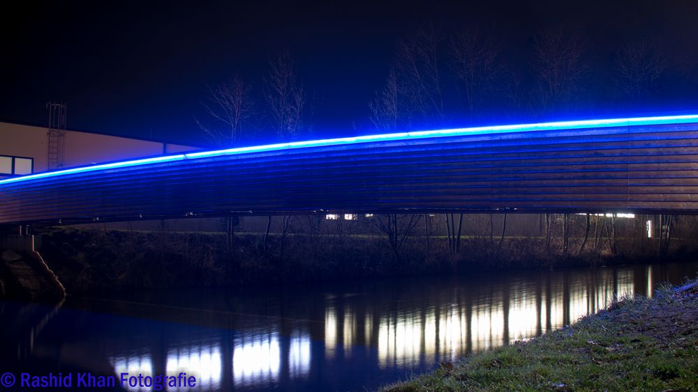 Leuchtbrücke am Abend ( Blaue Version 1/2)