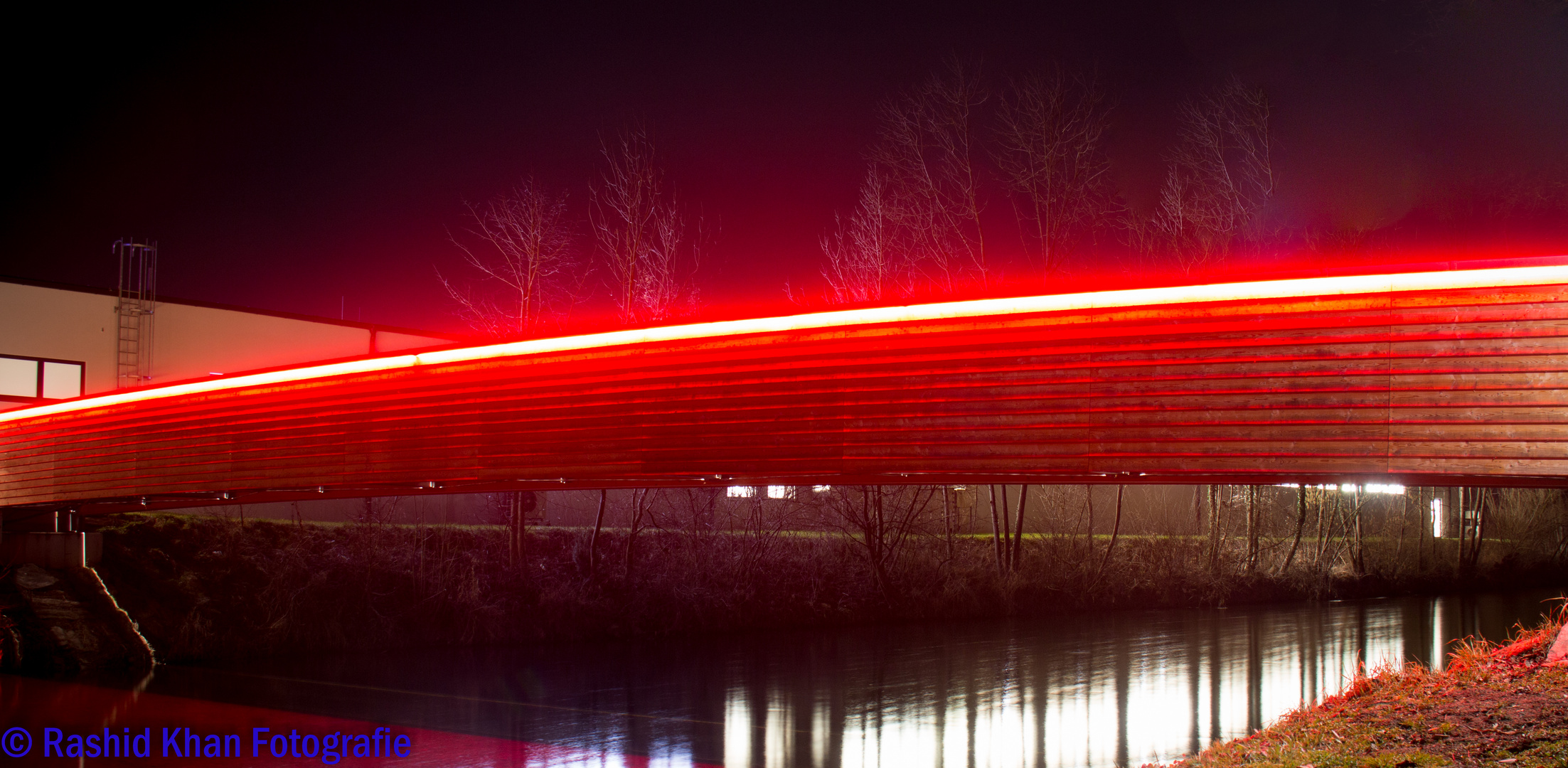 Leuchtbrücke am Abend ( Rot Version)