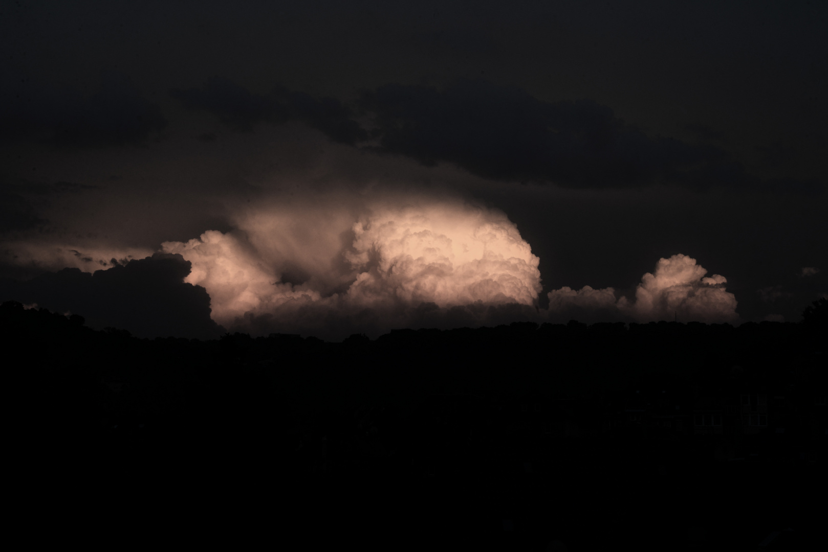 Leuchtende Abendwolke,-