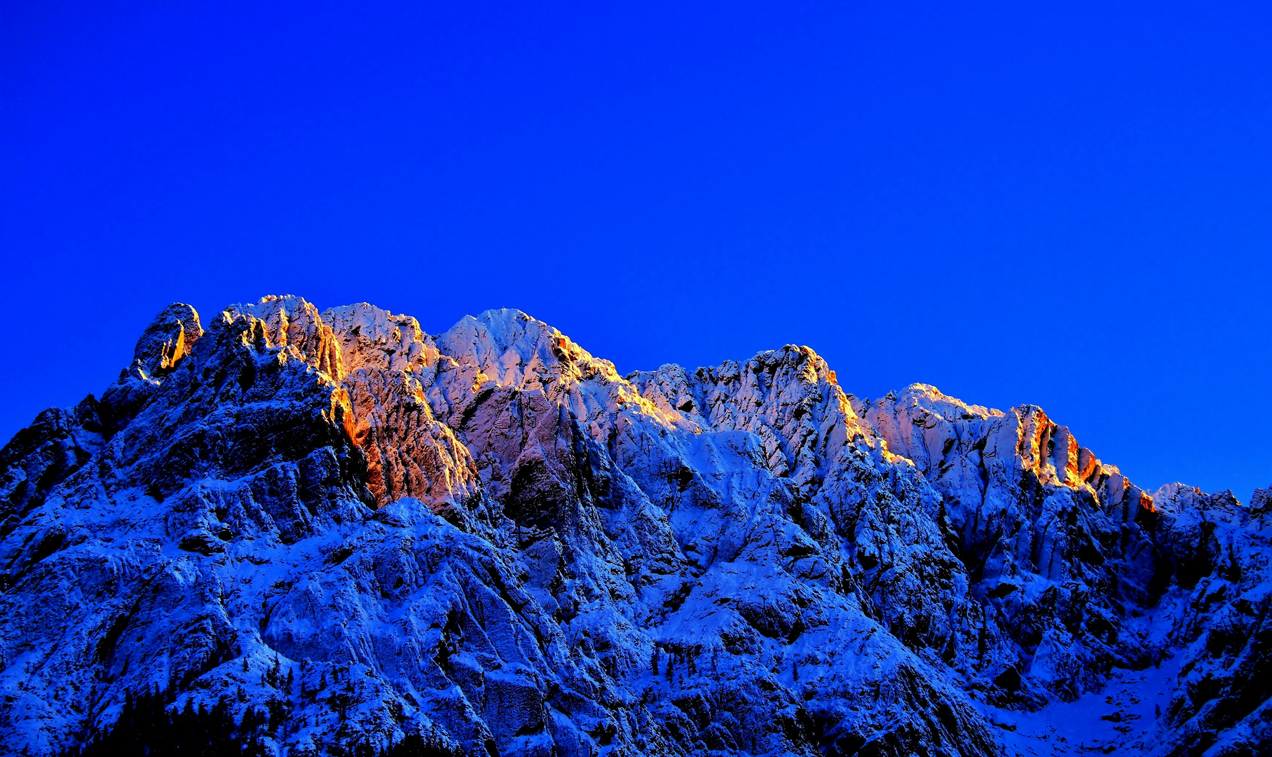  leuchtende Bergspitzen