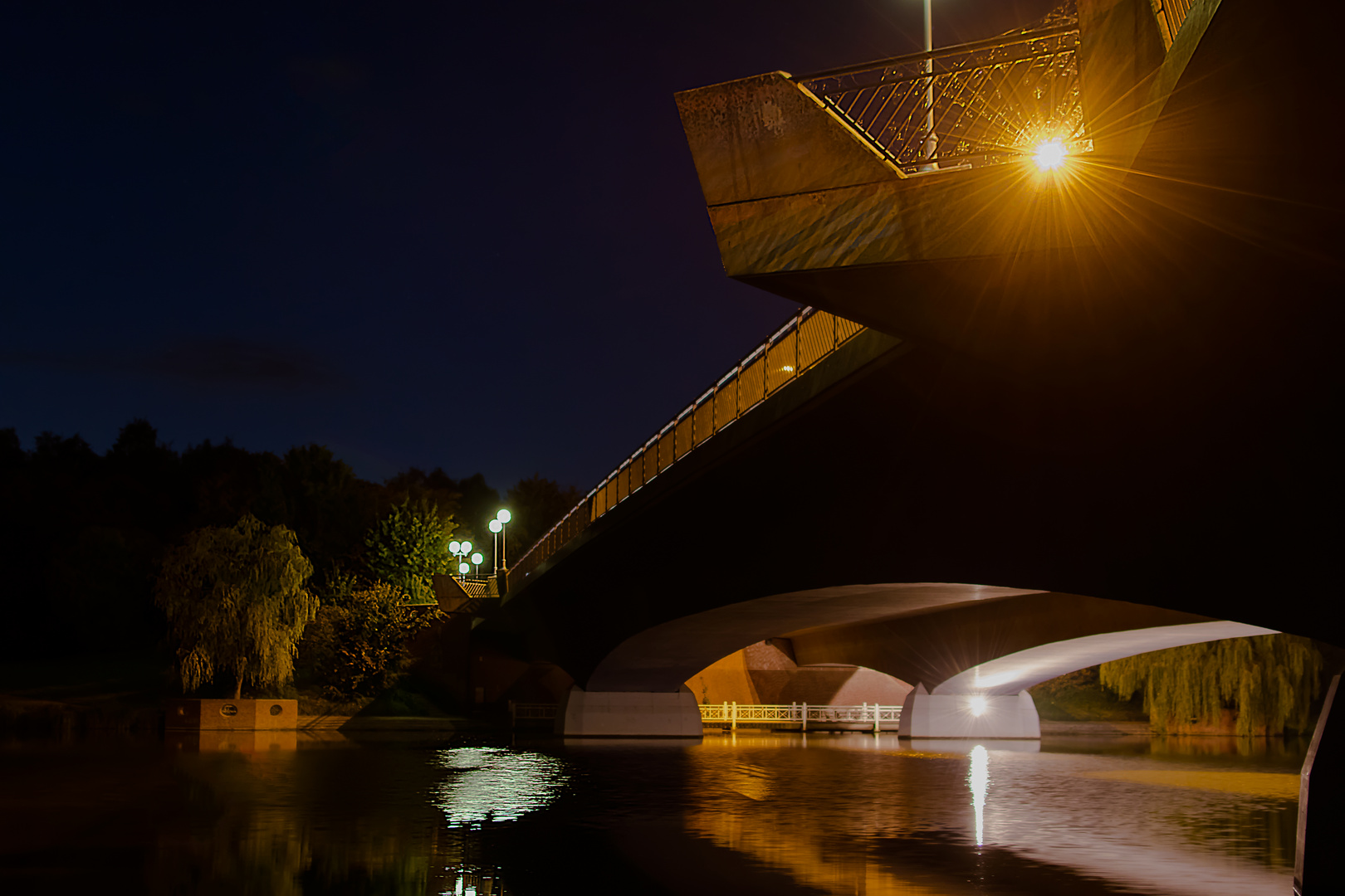 Leuchtende Brücke