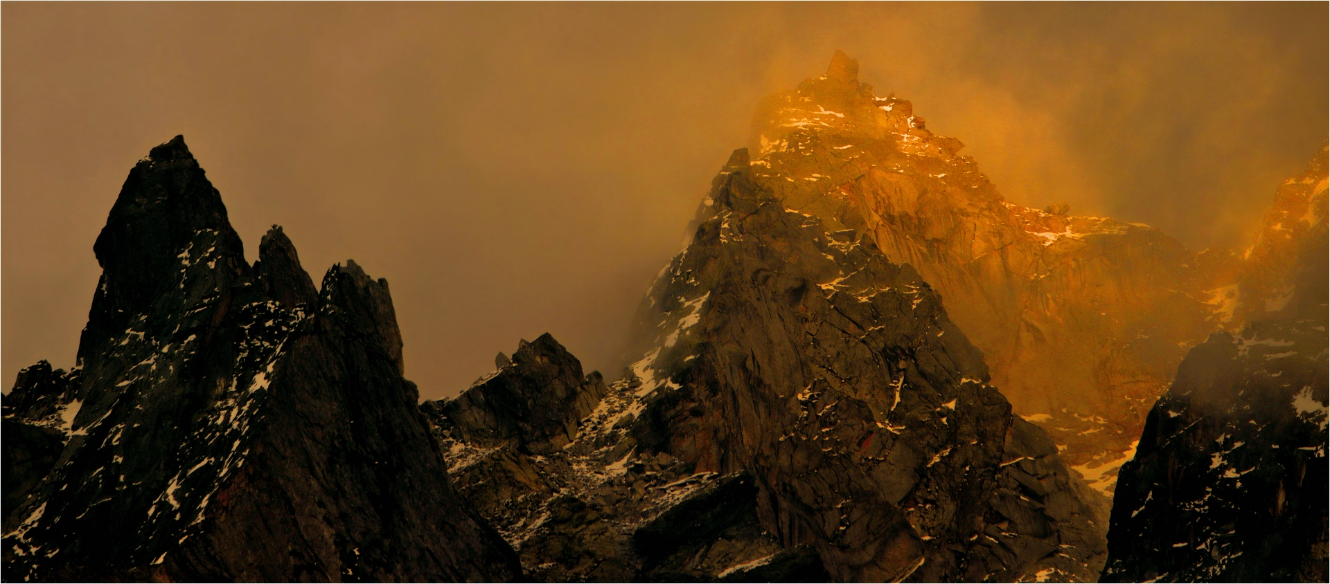 LEUCHTENDE GIPFEL IM NEBEL