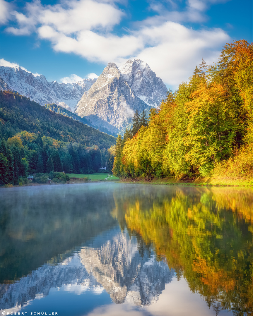 Leuchtende Herbstfarben am Riessersee