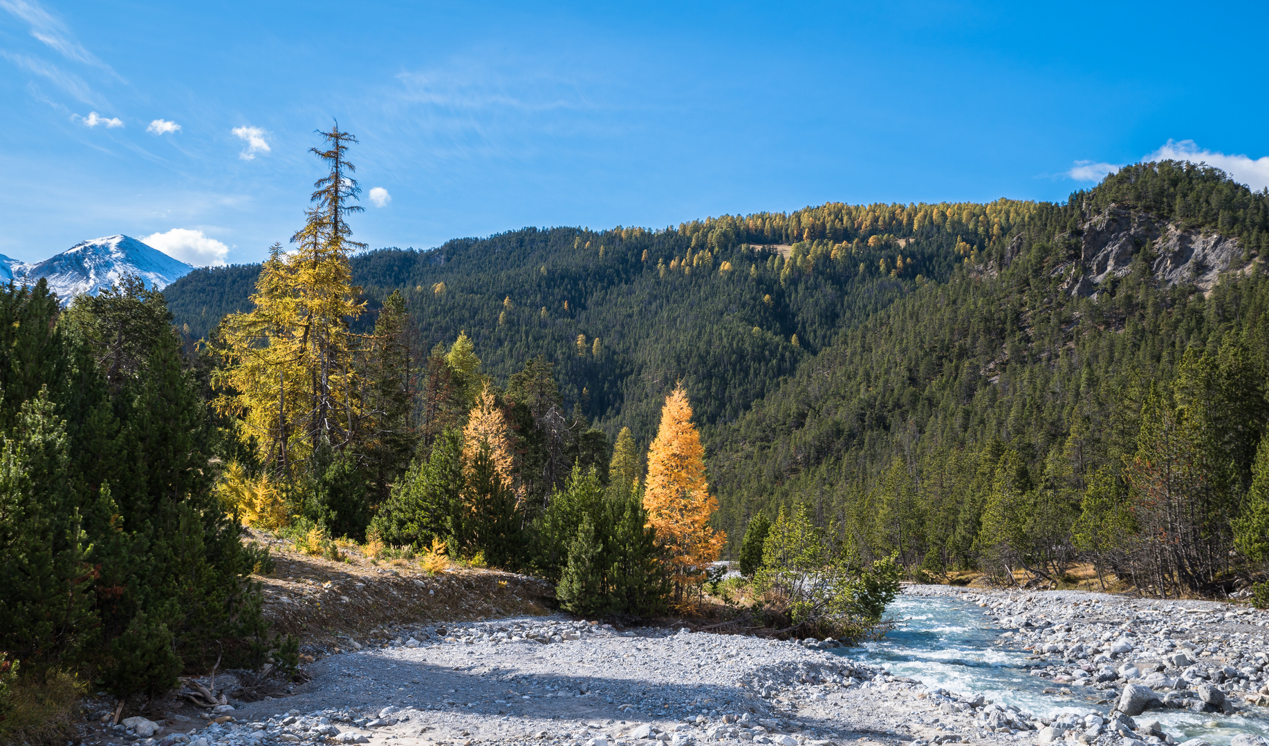 Leuchtende Kerze am Bach