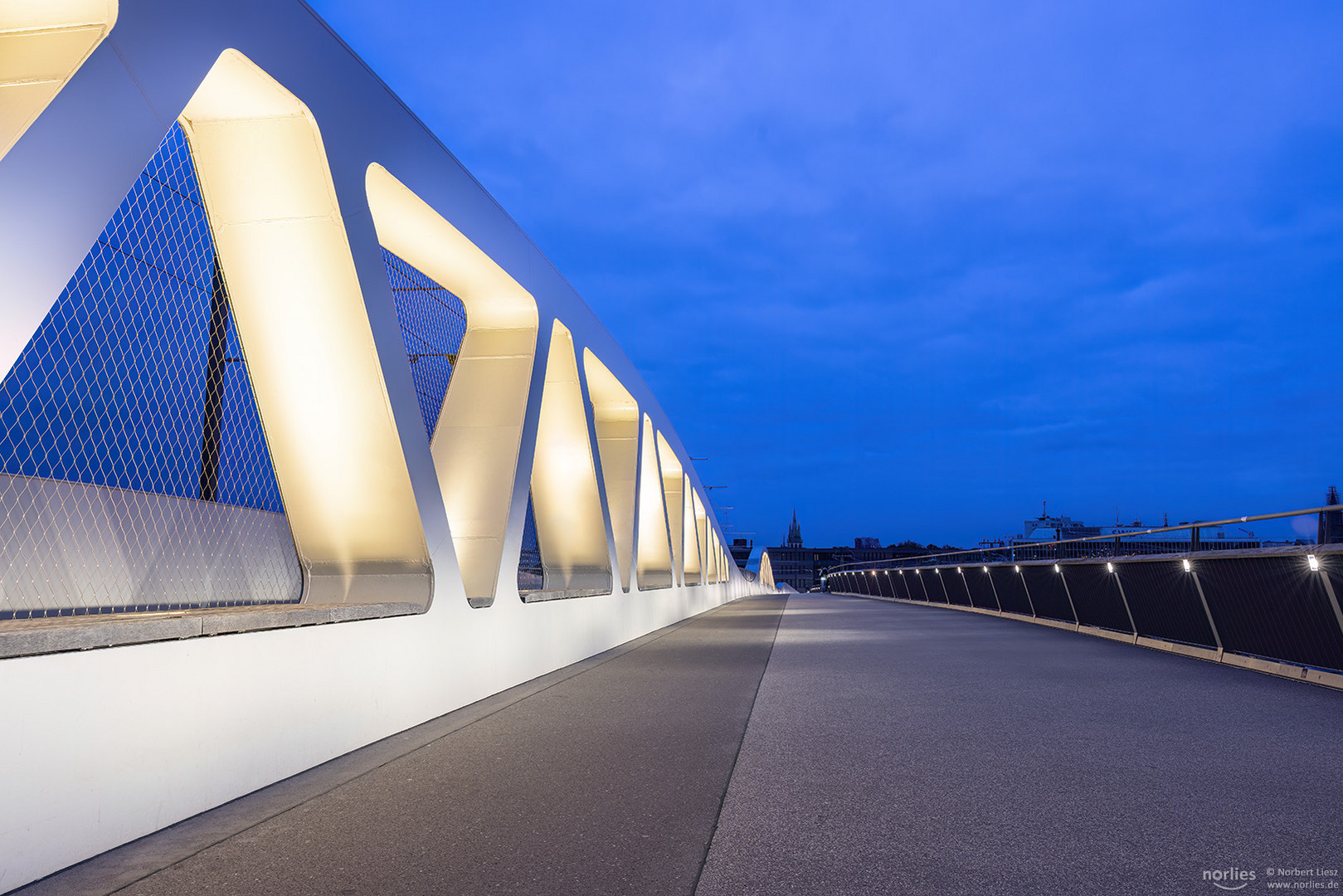 Leuchtende Kienlesbergbrücke Ulm