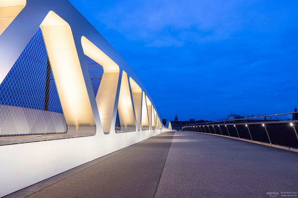 Leuchtende Kienlesbergbrücke Ulm