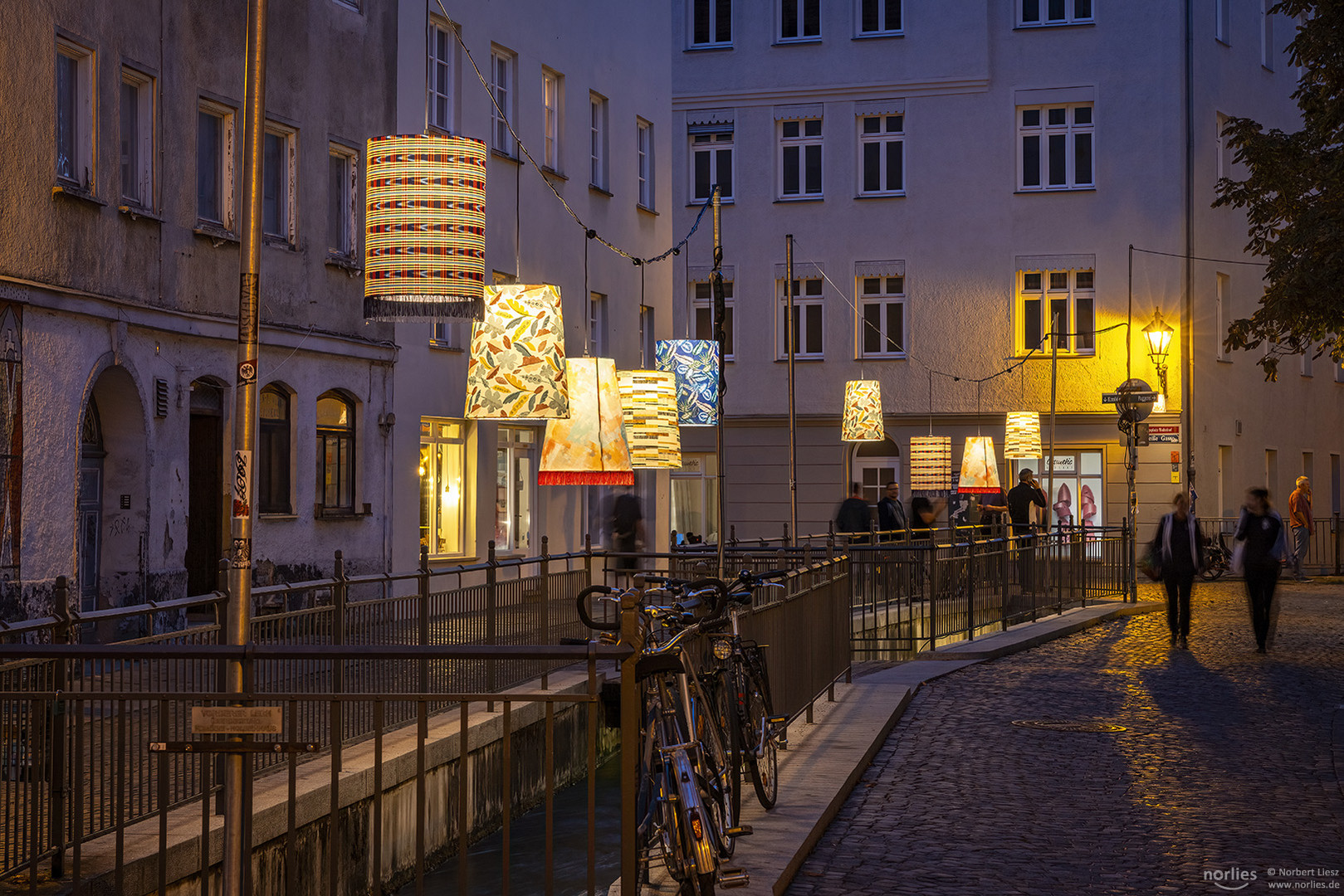 Leuchtende Lampenschirme in der Altstadt