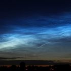 Leuchtende Nachtwolken (Abk. NLC von engl. noctilucent clouds)