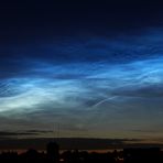 Leuchtende Nachtwolken (Abk. NLC von engl. noctilucent clouds)