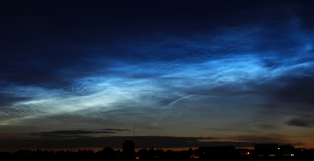 Leuchtende Nachtwolken (Abk. NLC von engl. noctilucent clouds)