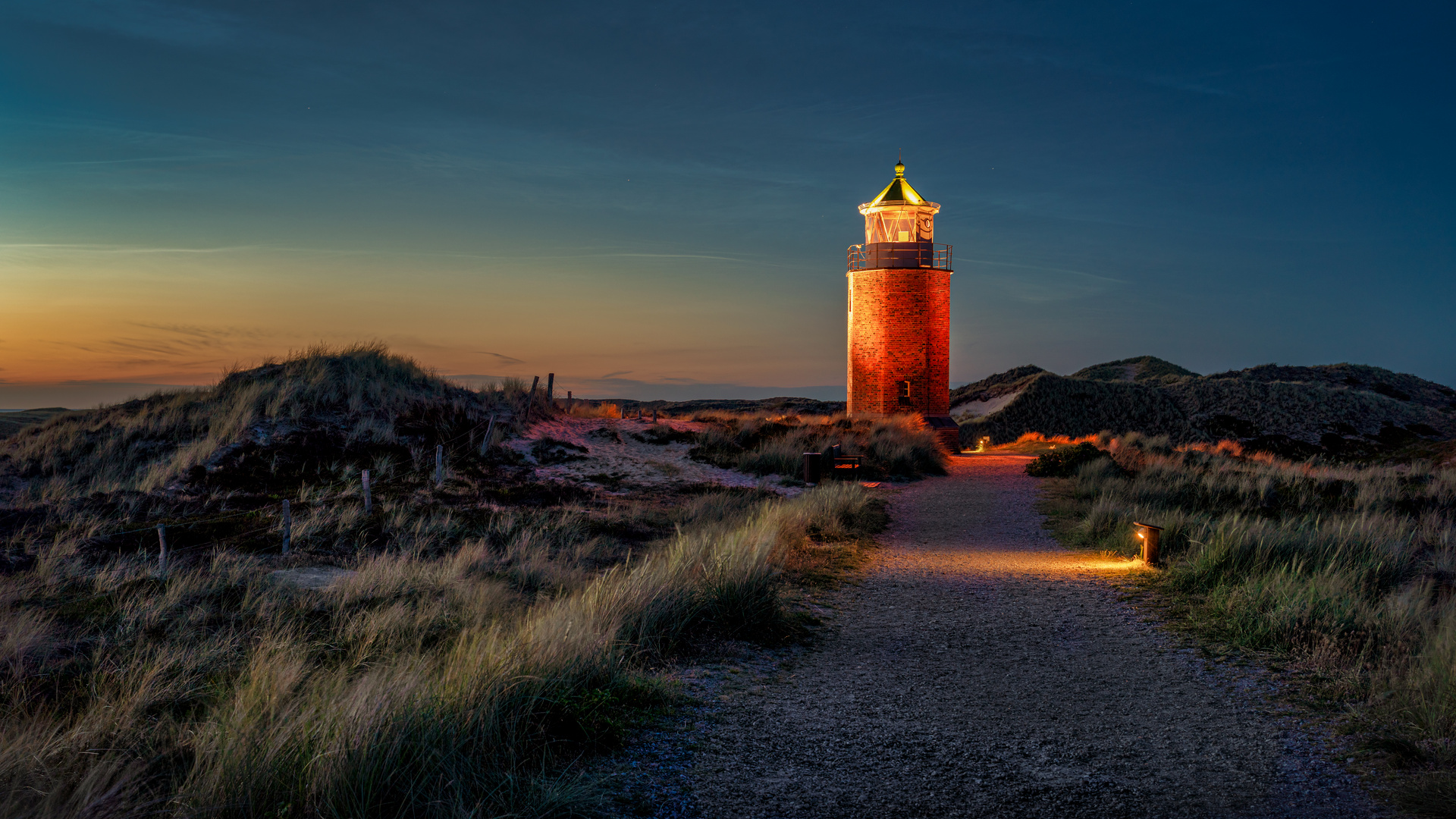 Leuchtende Nachtwolken am Leuchtturm von Kampen auf Sylt