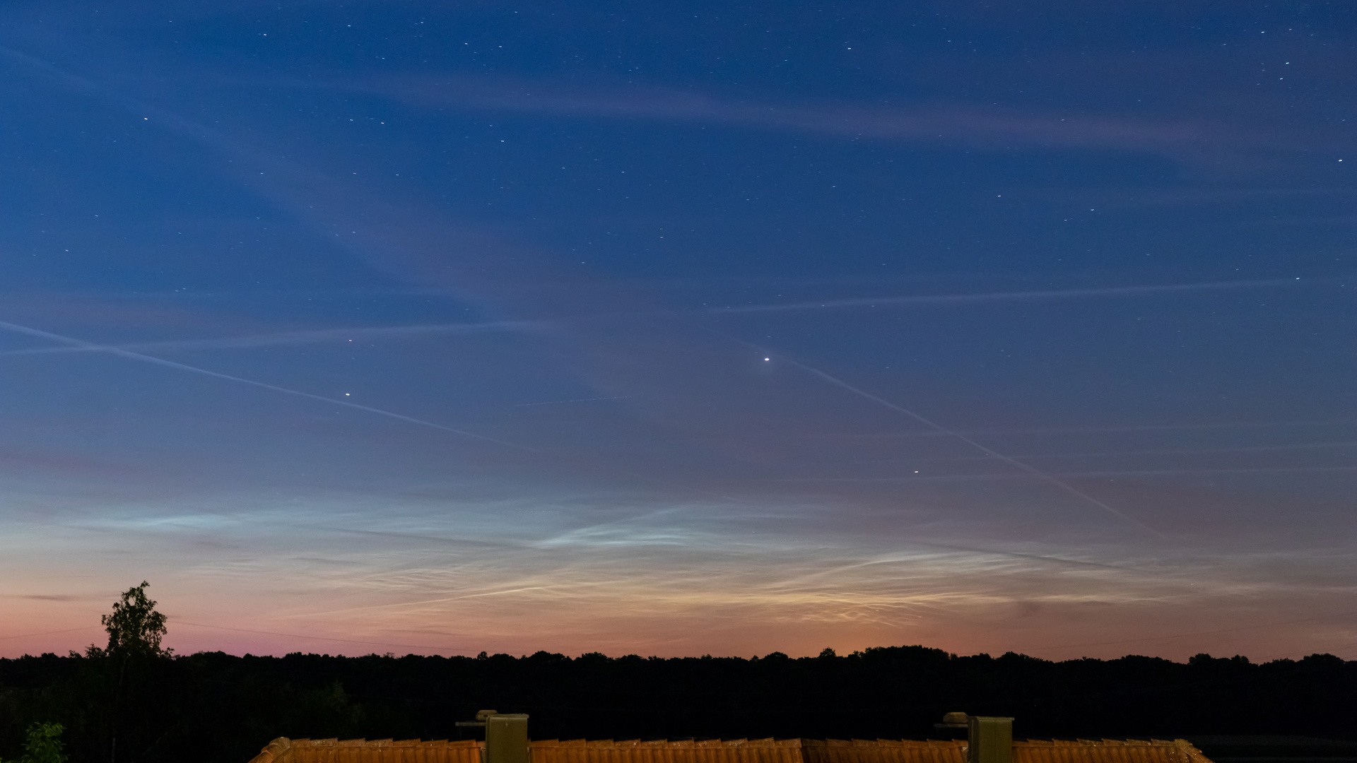 Leuchtende Nachtwolken - NLC am Horizont