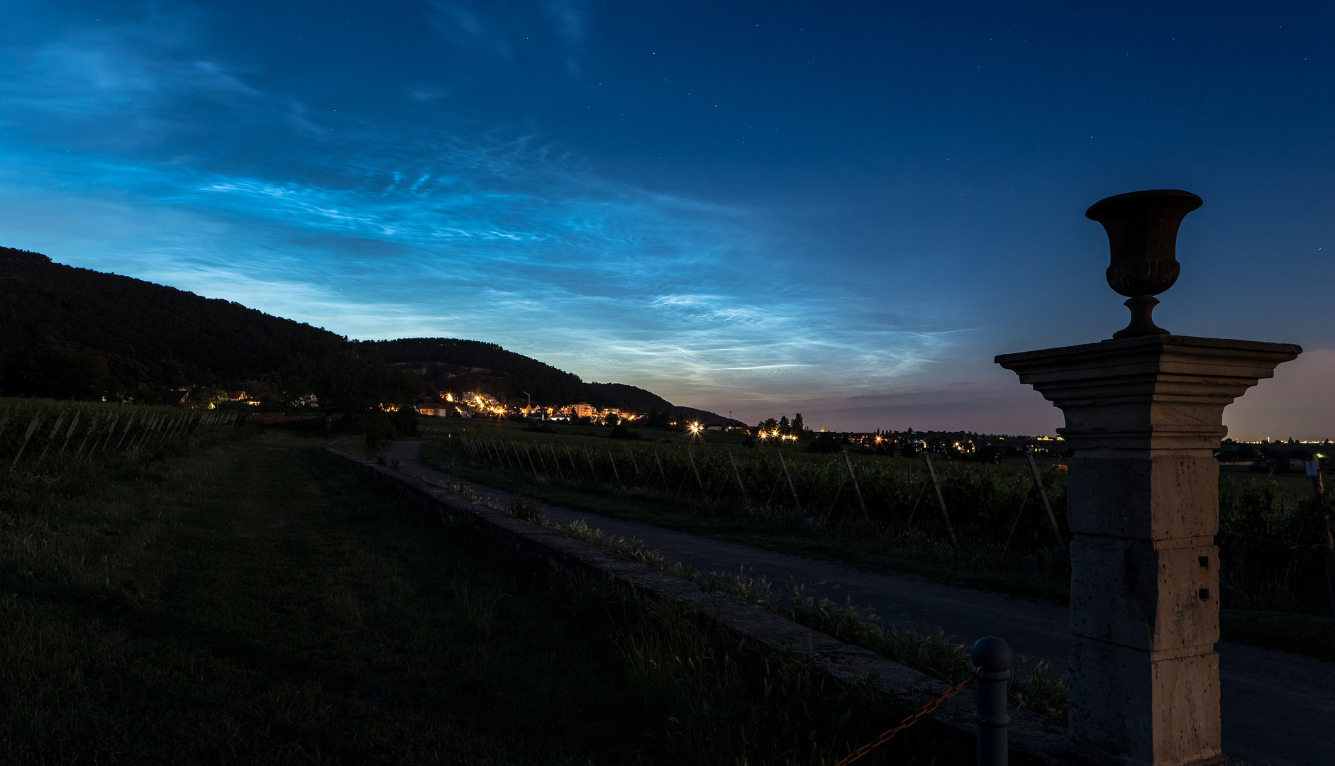 Leuchtende Nachtwolken über der Pfalz