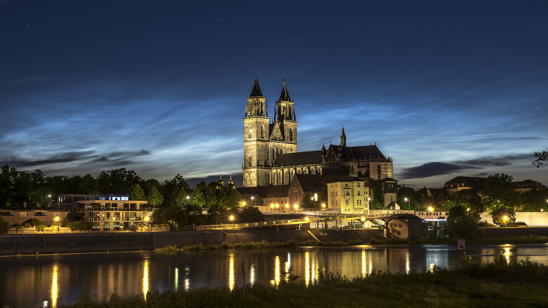 Leuchtende Nachtwolken über Magdeburg + Dom