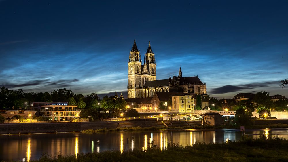 Leuchtende Nachtwolken über Magdeburg + Dom