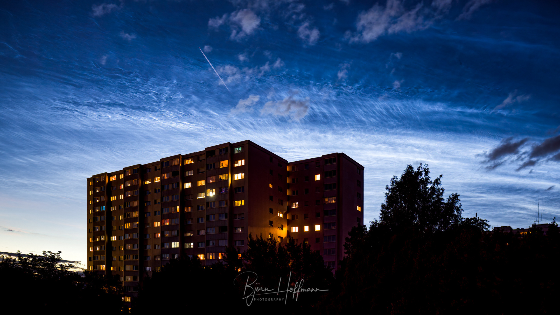 Leuchtende Nachtwolken über Stuttgart