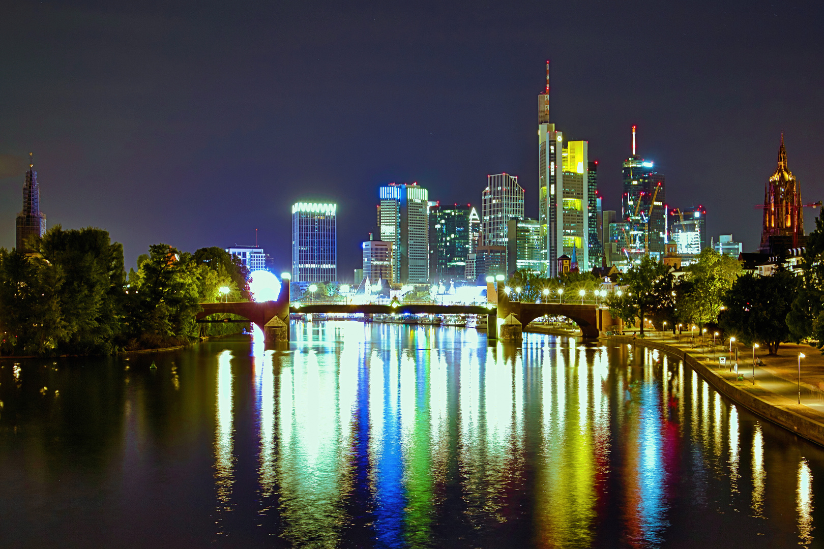 Leuchtende Skyline von Frankfurt am Main.