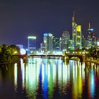 Leuchtende Skyline von Frankfurt am Main.