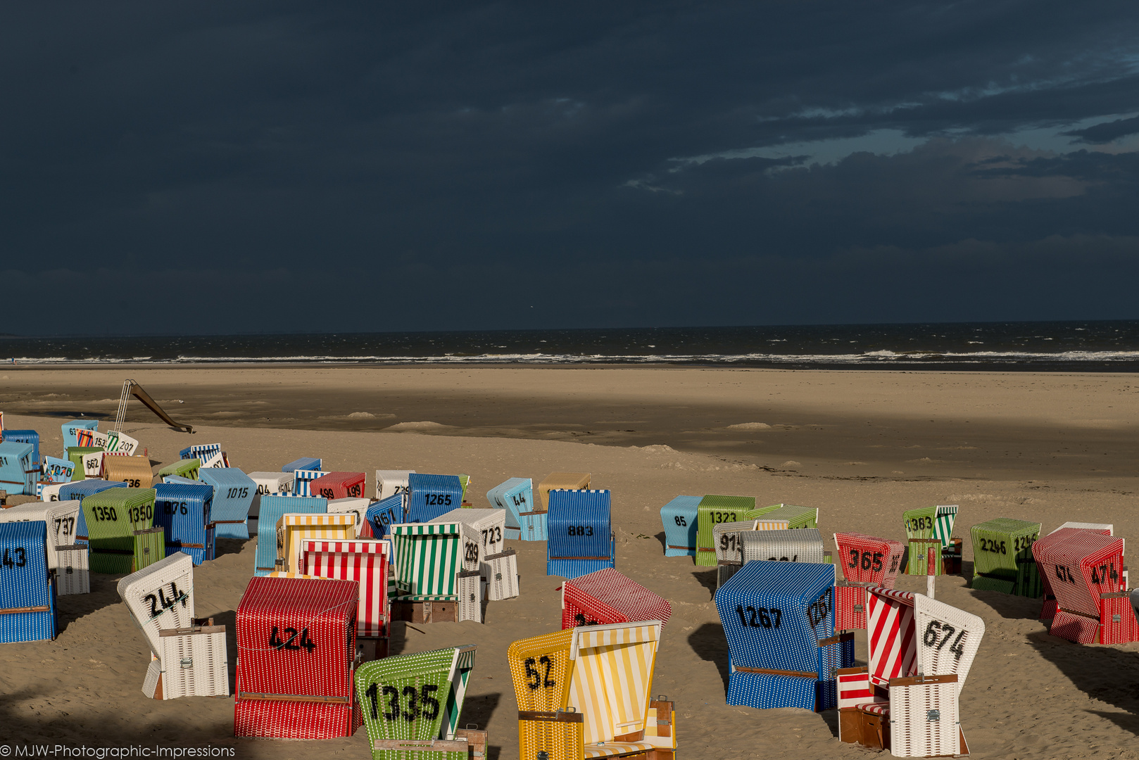 Leuchtende Strankörbe am Langeooger Strand