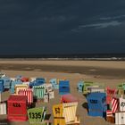 Leuchtende Strankörbe am Langeooger Strand